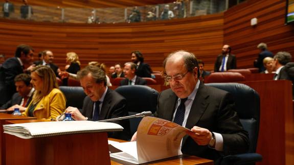 En primer plano, el presidente regional Juan Vicente Herrera, en un pleno del las Cortes de Castilla y León. 