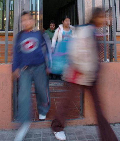 Alumnos salen de un centro docente. 