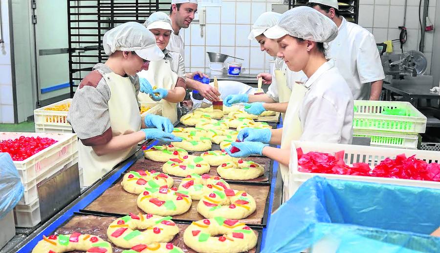 El personal del obrador trabaja intensamente para preparar los 20.000 roscones que Confiterías Gil distribuye durante las fiestas. 