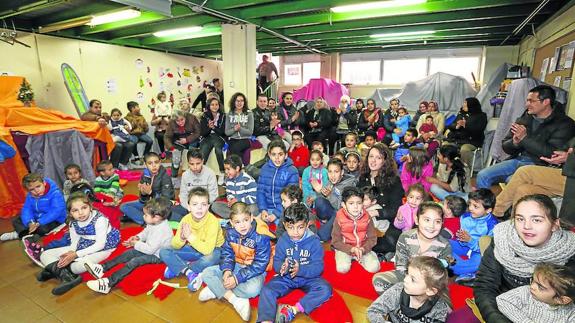 Los niños llenaron el salón de Asecal durante el acto de entrega de regalos.