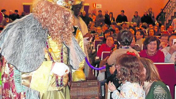 Gaspar conversa con una niña en el teatro Sarabia. . 