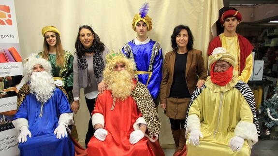 Los Reyes Magos posan con Araceli Herranz, gerente de Decalles, y Begoña Tardón, responsable de comunicación de Cáritas. 