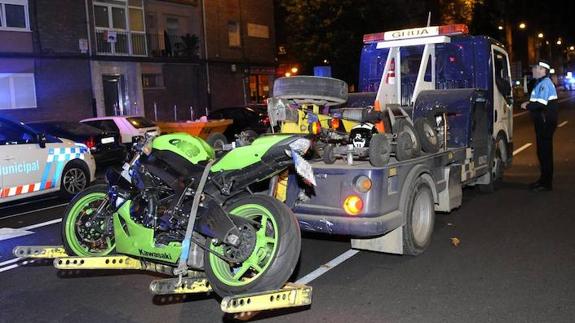 La grúa municipal se lleva la motocicleta siniestrada.