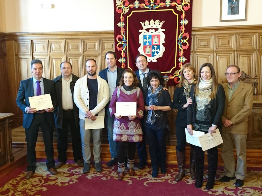 Los premiados posan con el alcalde, el concejal y los miembros dle jurado. 
