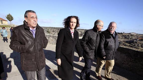 Bienvenido Mena acompaña a la consejera de Cultura, Josefa García Cirac, durante su visita a Ledesma. 