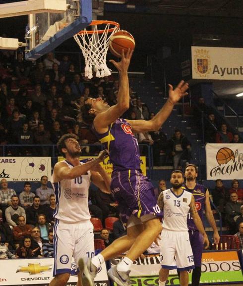 Urko Otegui prueba suerte desde la zona en el partido ante el Oviedo.MARTA MORAS