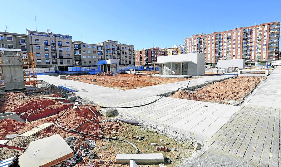 Aspecto que presentaba ayer la plaza de Garrido, en cuya superficie se situará el parque. 