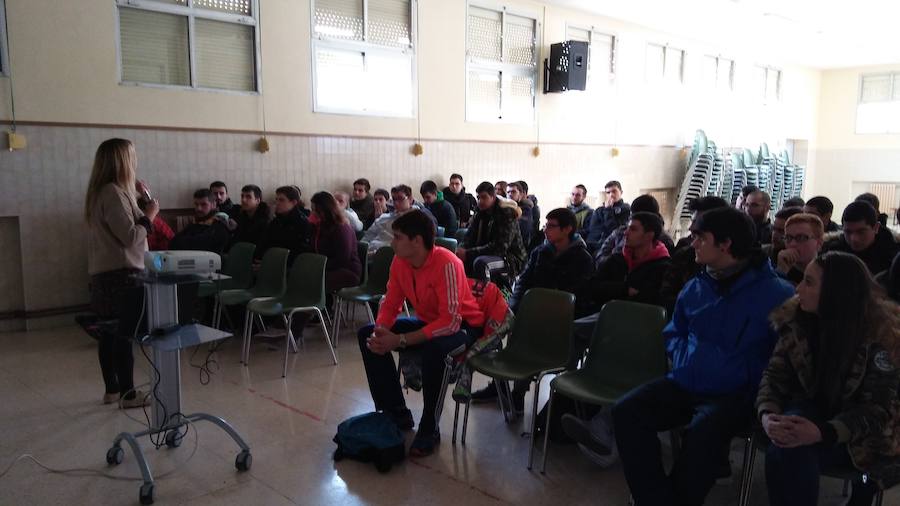 Jóvenes de Villamuriel se forman como emprendedores
