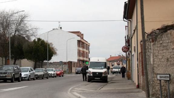 Tramo de acera que será remodelado, situado en la carretera de Bahabón. M. R.