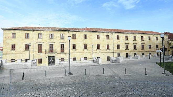 Vista exterior del antiguo ColegioSan Bartolomé, cerrado al público y sin actividad académica desde el curso pasado. 
