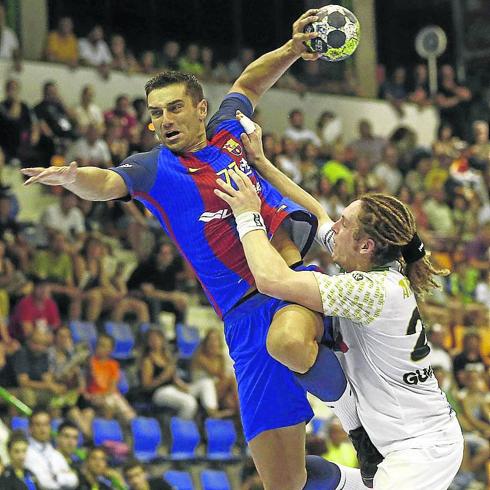 El azulgrana Lazarov supera la defensa de Osvaldo Maestro.