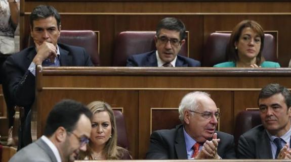 Pedro Sánchez, Patxi López y Soraya Rodríguez, en la segunda jornada del debate de investidura de Mariano Rajoy. 