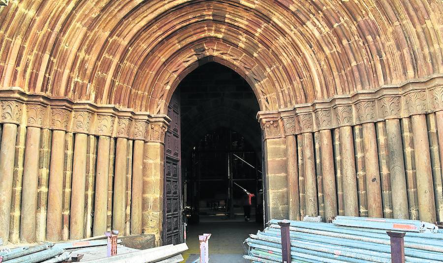 Entrada a la Colegiata de San Miguel Arcángel de Aguilar, cerrada por obras.