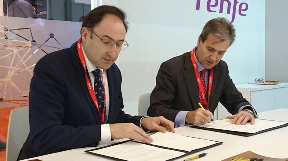 Alfonso Polanco y Juan Alfaro, durante la firma del acuerdo. 