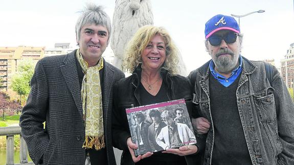 Desde la izquierda, Álex Cooper, Sandra Bensadón y el fotógrafo Alejandro Cabrera, con el libro. 