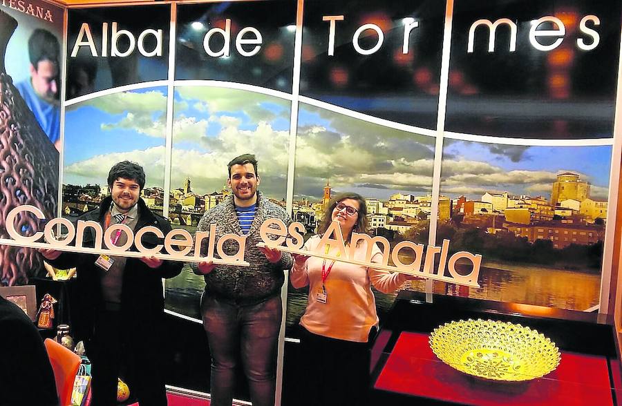 Guías de la central de reservas CnTravel con touroperadores de Madrid en el photocall. 