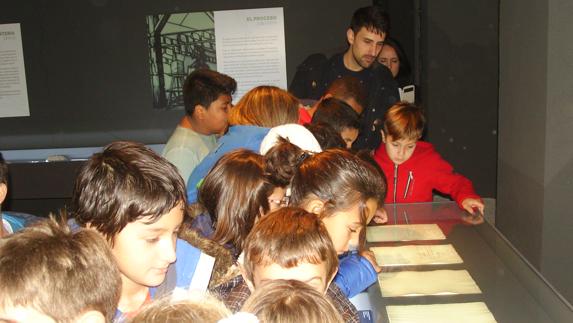 Un grupo de estudiantes, con el concejal Álvaro Serrano. El Norte