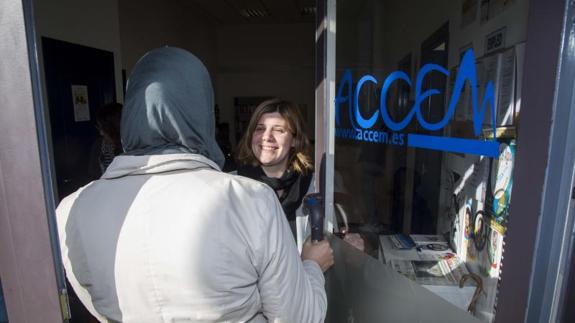 Ahlam, mujer refugiada Siria, llega a la sede de Accem, en la calle Don Sancho.
