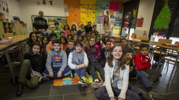 Inés, con sudadera blanca, junto a sus compañeros de sexto de Primaria del colegio Kantic# en Arroyo.