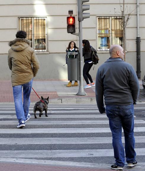 Un peatón cruza con el semáforo en rojo por el paso de Gondomar con Santa Clara.