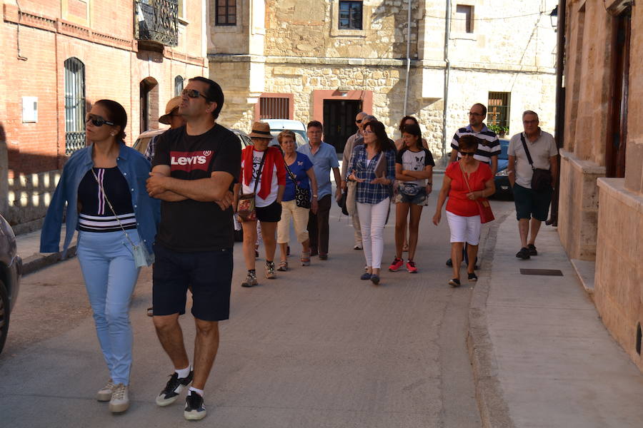 Un grupo de turistas durante una visita guiada. 