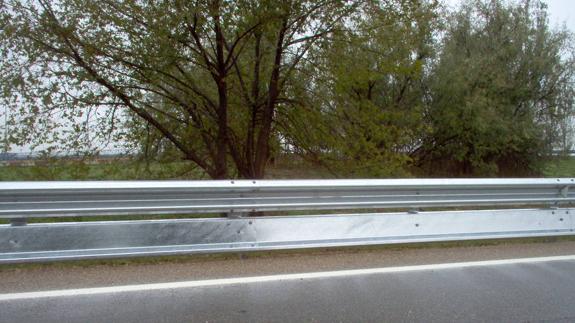 El Ayuntamiento instala biondas y prueba la pintura antideslizante para los motoristas