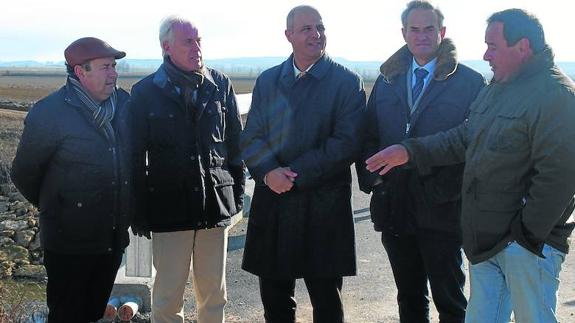Luis Domingo González, segundo por la izquierda, y Pedro Llorente, tercero, durante la visita a Piña de Campos. 
