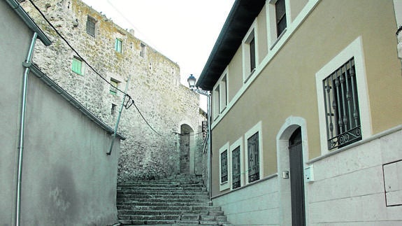 La parte alta de la calle Judería y, al fondo, la escalinata. M. Rico