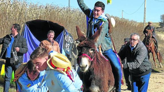 Los quintos corren las cintas. 