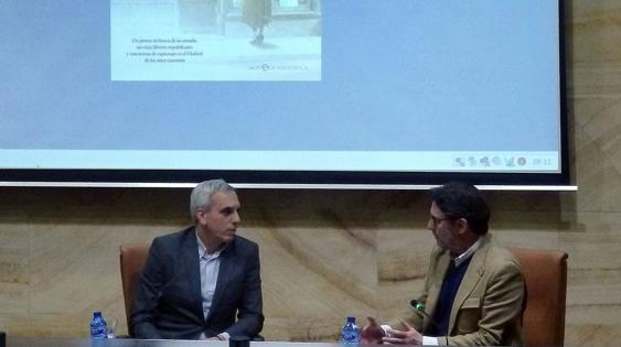 El escritor Manuel Hurtado (i) charla con el alcalde de La Granja, José Luis Vázquez, en la presentación. F. S.