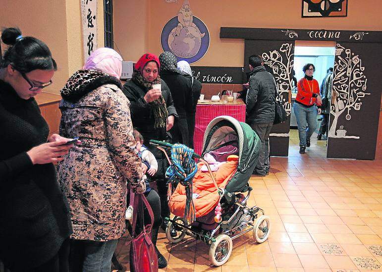 Un grupo de mujeres extranjeras espera su turno de atención. 