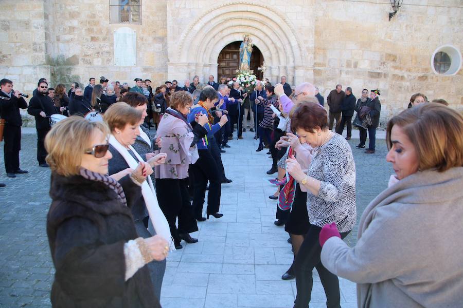 Vecinos de Cevico Navero danzan en honor a la Virgen de la Paz. 