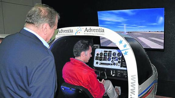 Los miembros del SEPLA, en uno de los simuladores. 