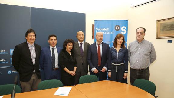 Representantes del Banco Sabadell, la Diputación y las asociaciones Palencia Abierta y de Empresarios de Hostelería, ayer tras la firma del convenio.