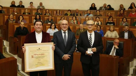 Benjamín Sevilla, con el diploma, Jesús Julio Carnero, y Germán Vega, con la medalla, en el hemiciclo de Fuensaldaña. 
