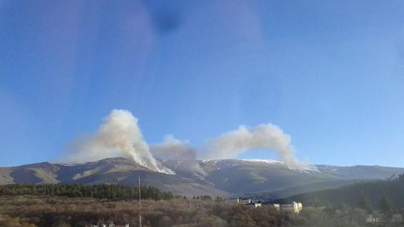 Imagen de la sierra poco después de iniciarse el fuego.
