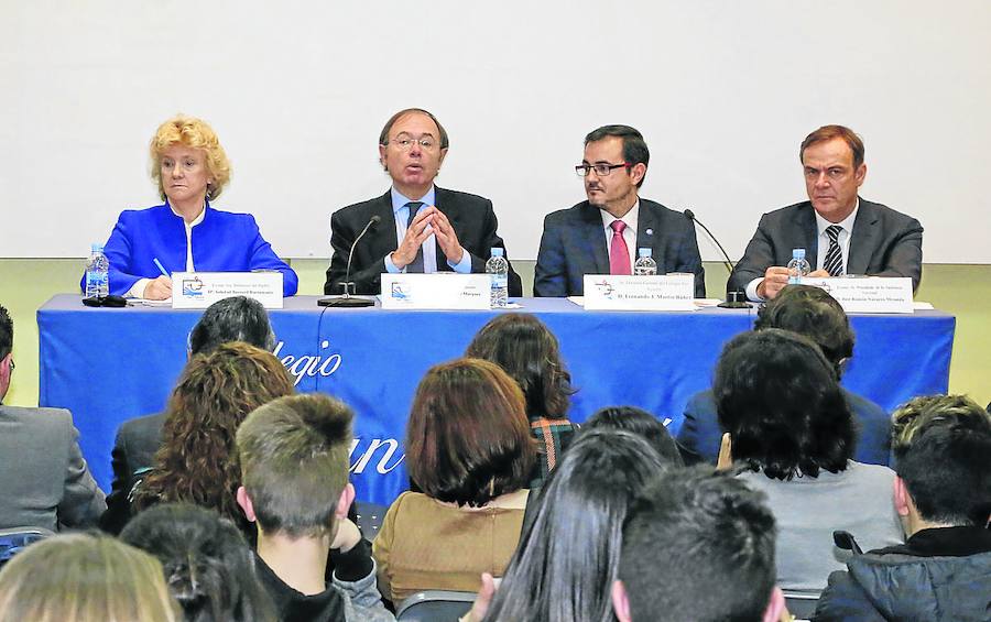 Los tres ponentes junto al director del colegio ante los alumnos.