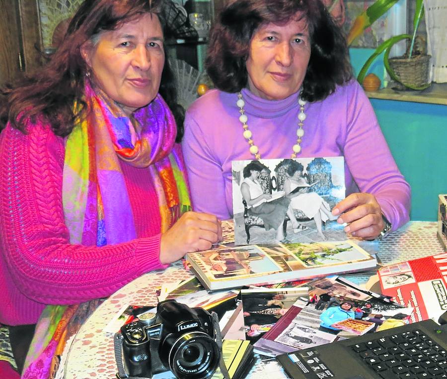 Las hermanas Pilar y Mercedes Corredera muestran algunas de sus miles de fotografías. 