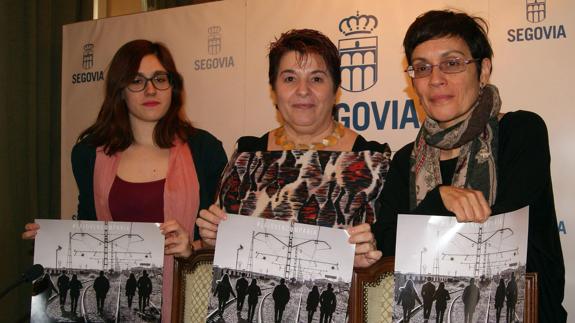 La actriz segoviana Cristina Gallego (i), junto a la alcaldesa, Clara Luquero, y la concejala Marifé Santiago, en la presentación de la obra. El Norte