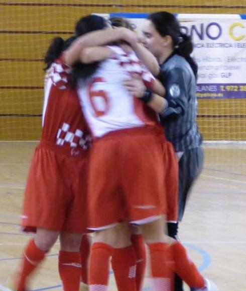 Las jugadoras de Castilla y León celebran un gol. 