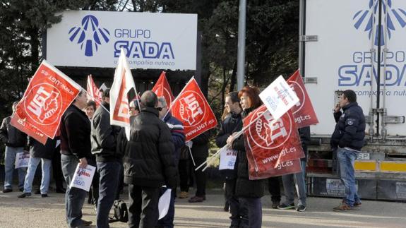 Protesta de trabajadores del matadero de Sada. 