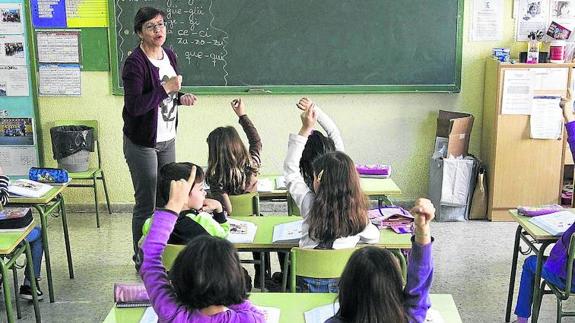 Un grupo de niños, en un aula de un colegio.