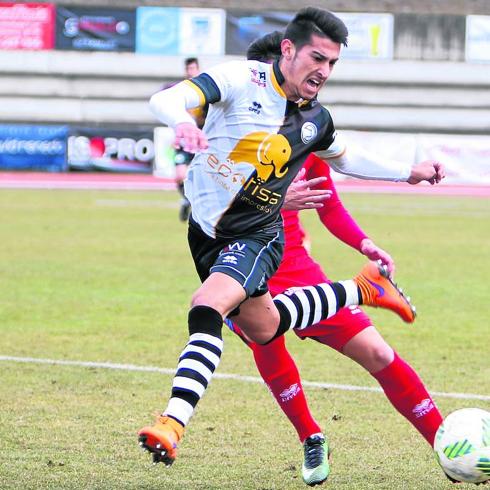 Jorge Barba, autor del 2-0 de Unionistas ante un el Numancia B, supera la marca de un rival soriano.