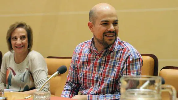 Ángel Galindo, único concejal de IU en el Ayuntamiento de Segovia, sonríe en un pleno anterior. 