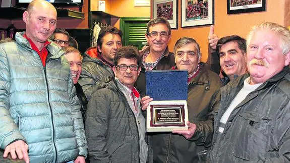 Fernando Tejero Salamanca, ‘El Carrocero’, muestra la placa como matancero de honor de La Churrería. 