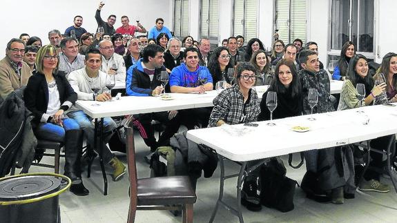 Javier García Díez, ‘Cote’ (de pie), dirige la cata. 