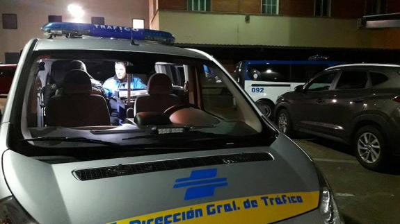 El conductor fue sometido a las pruebas de alcoholemia en el interior del coche patrulla.