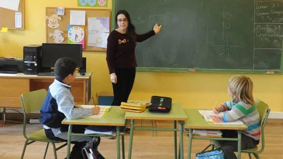 La maestra interina de Cilleruelo, Diana, imparte clase a Lahcen y Séan, sus dos únicos alumnos.