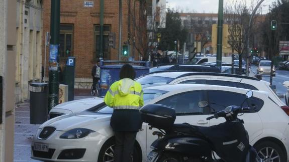 Una controladora de la ORA supervisa un tique. 