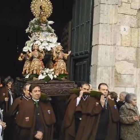 Cientos de palentinos acompañan a la Virgen de la Calle